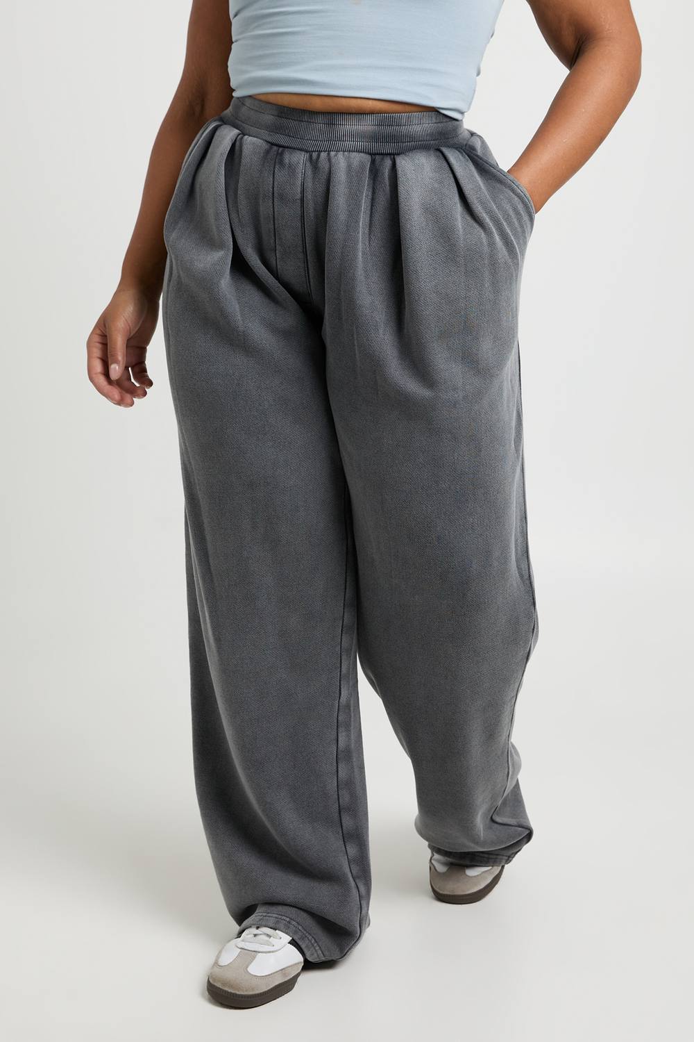 boohoo Dam Plus Tvättad Joggingbyxa I Midjemodell Med Veck Och Vida Ben boohoo Dam Plus Tvättad Joggingbyxa I Midjemodell Med Veck Och Vida Ben